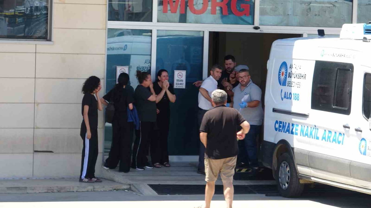 GENCİN CENAZESİNİN TESLİMİ SIRASINDA ANNESİ VE EŞİ GÖZYAŞLARINA BOĞULDU.