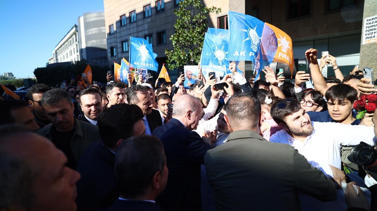 GENÇLER, CUMHURBAŞKANI ERDOĞAN'A BABALAR GÜNÜ SÜRPRİZİ YAPTI