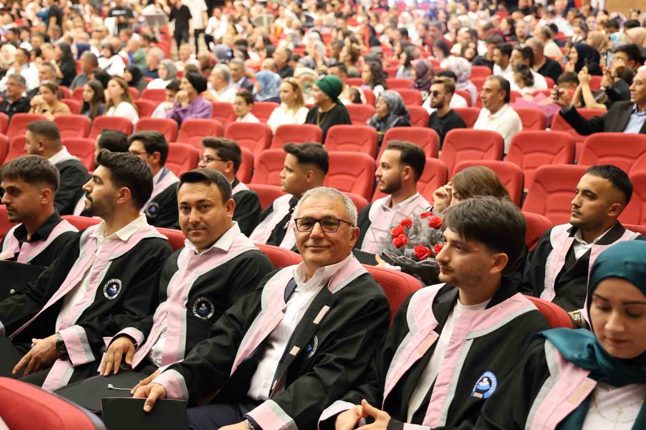 GENÇLİĞİNDE ÜNİVERSİTEDE OKUMA HAYALİNİ, BABASININ RAHATSIZLIĞI VE MADDİ İMKANSIZLIKLARDAN DOLAYI...