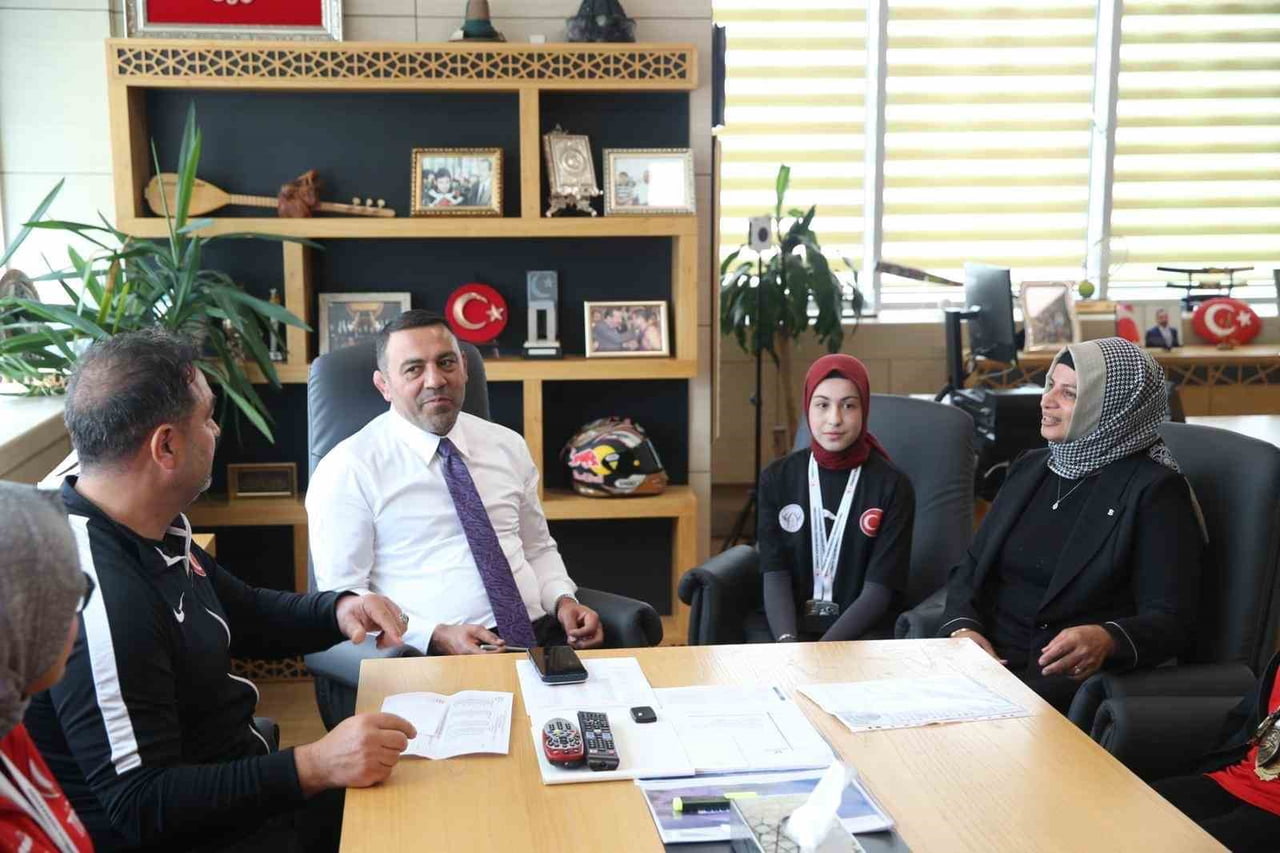 GENÇLİK VE SPOR BAKAN YARDIMCISI HAMZA YERLİKAYA, TÜRKİYE ŞAMPİYONU OLAN YAYTANSAY KULÜBÜ...