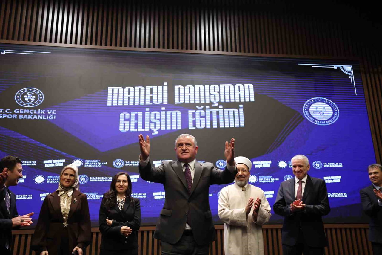 GENÇLİK VE SPOR BAKANI OSMAN AŞKIN BAK, MANEVİ DANIŞMAN GELİŞİM EĞİTİMİ PROGRAMI’NDA YAPTIĞI...