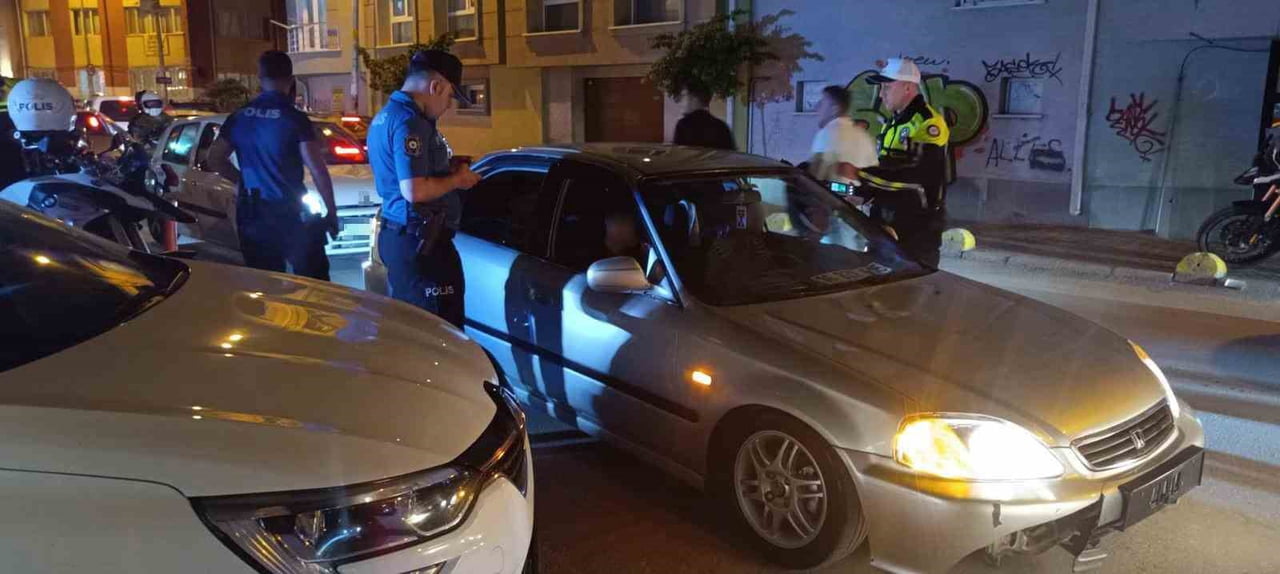 GENEZ SOKAK'TA POLİS TARAFINDAN YAPILAN DENETİMLERDE 43 ARAÇ KONTROL EDİLİRKEN, KUSURLU OLANLARA...