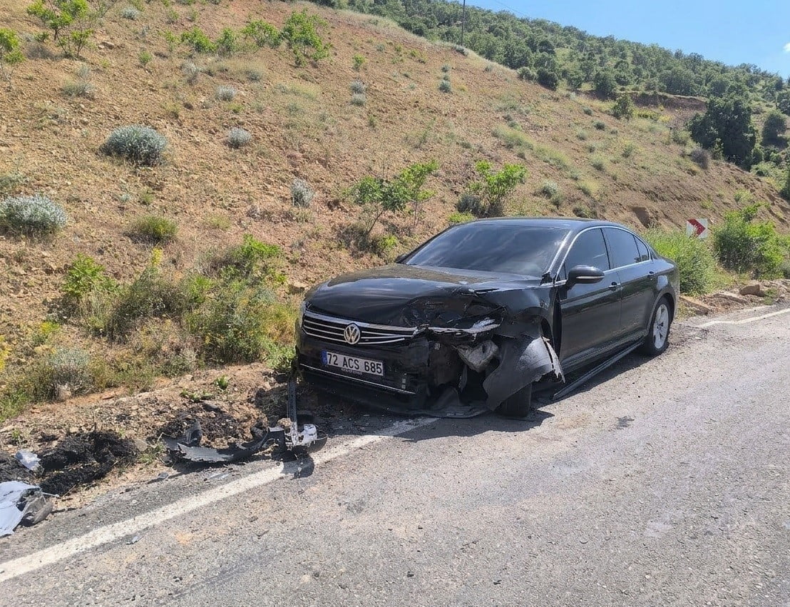 GERCÜŞ İLÇESİNDE İKİ OTOMOBİLİN KAFA KAFAYA ÇARPIŞMASI SONUCU MEYDANA GELEN TRAFİK KAZASINDA 1...
