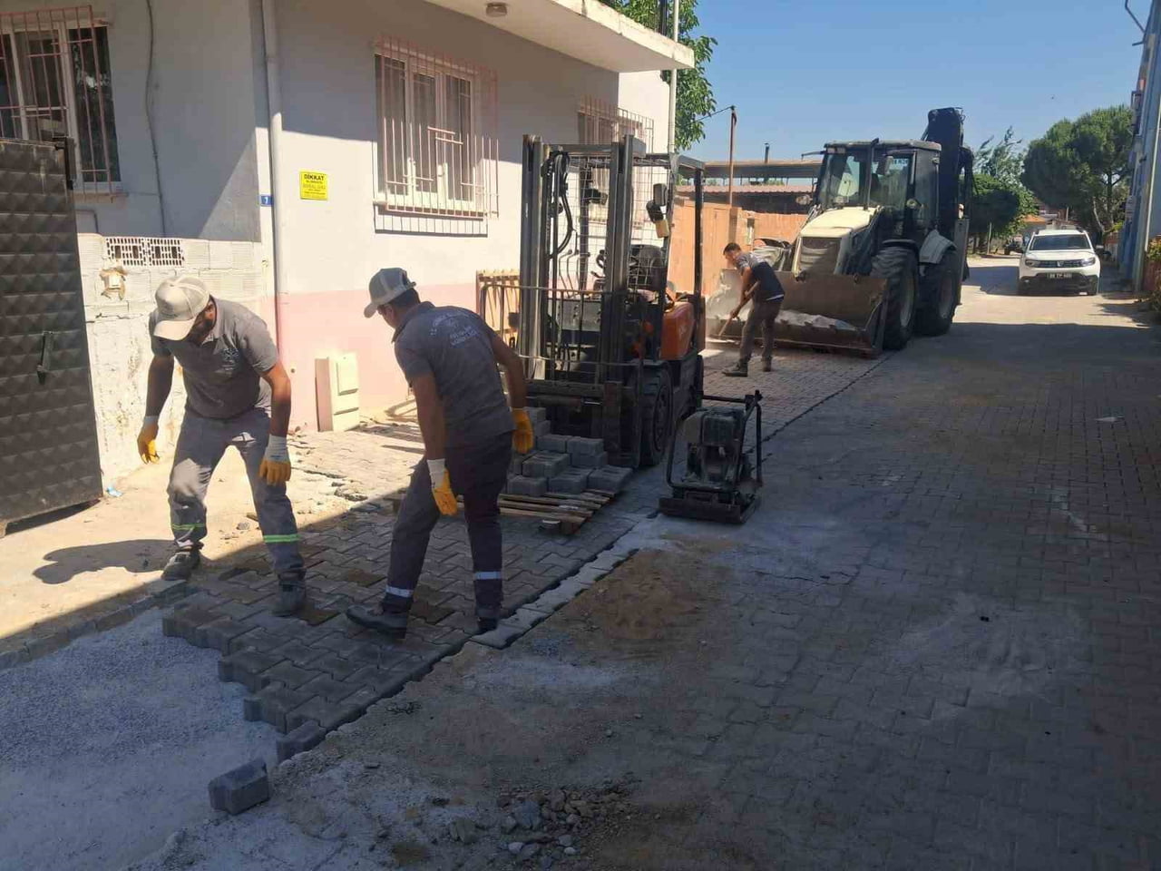 GERMENCİK BELEDİYESİ FEN İŞLERİ MÜDÜRLÜĞÜ EKİPLERİ, İLÇENİN FARKLI NOKTALARINDA BAKIM, ONARIM VE...