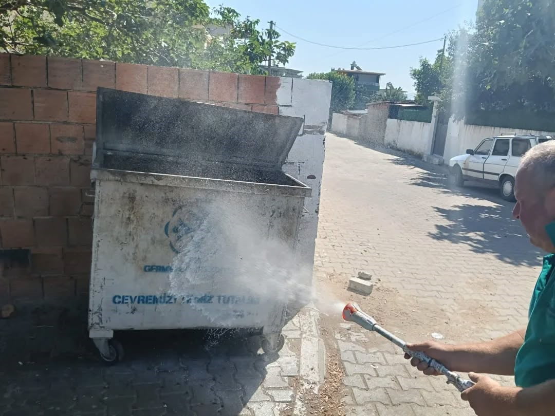 GERMENCİK BELEDİYESİ, İLÇE GENELİNDE ÇÖP KONTEYNERLERİNDE TEMİZLİK VE DEZENFEKTE ÇALIŞMALARINI...
