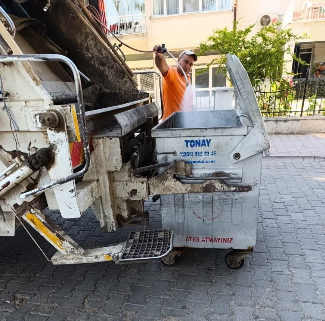 GERMENCİK BELEDİYESİ, İLÇE GENELİNDE ÇÖP KONTEYNERLERİNDE TEMİZLİK VE DEZENFEKTE ÇALIŞMALARINI...