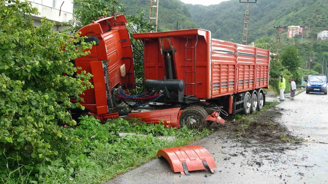 GİRESUN'DA KARADENİZ SAHİL YOLU'NDA KONTROLDEN ÇIKAN KUM YÜKLÜ KAMYON, YOL KENARINDAKİ AĞAÇLARI...