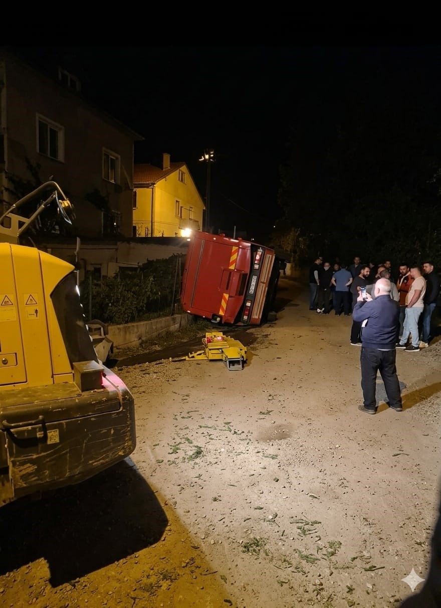 GİRESUN'UN EYNESİL İLÇESİNDE YAŞ ÇAY YÜKLÜ BİR KAMYONUN DEVRİLMESİ SONUCU MADDİ HASAR MEYDANA...