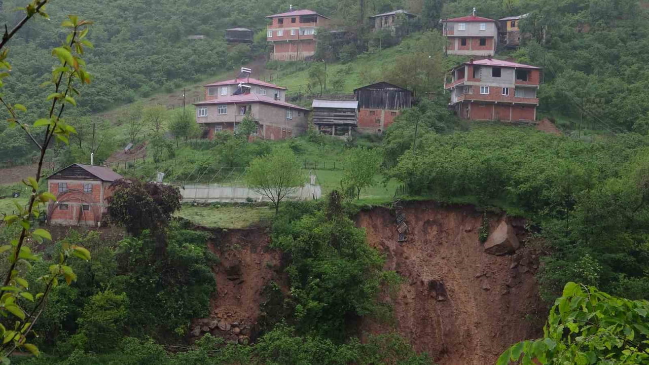 GİRESUN’DA ETKİLİ OLAN AŞIRI YAĞIŞLARIN ARDINDAN MEYDANA GELEN HEYELAN VE KAYA DÜŞMELERİ NEDENİYLE...