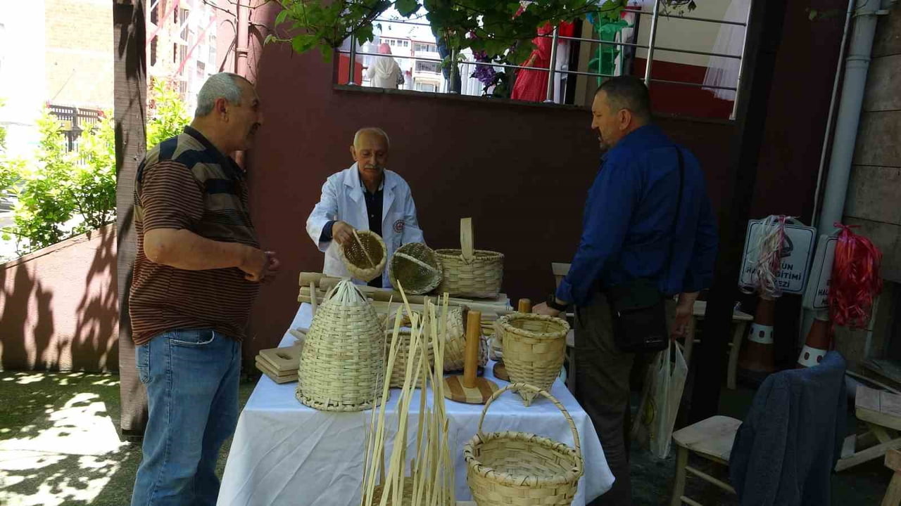GİRESUN ŞEHİT İSMAİL BAY HALK EĞİTİMİ MERKEZİ TARAFINDAN DÜZENLENEN YIL SONU SERGİSİNDE, ATIK...