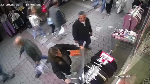 Giyim eşyası çalarken kameraya yakalanan karı koca gözaltına alındı