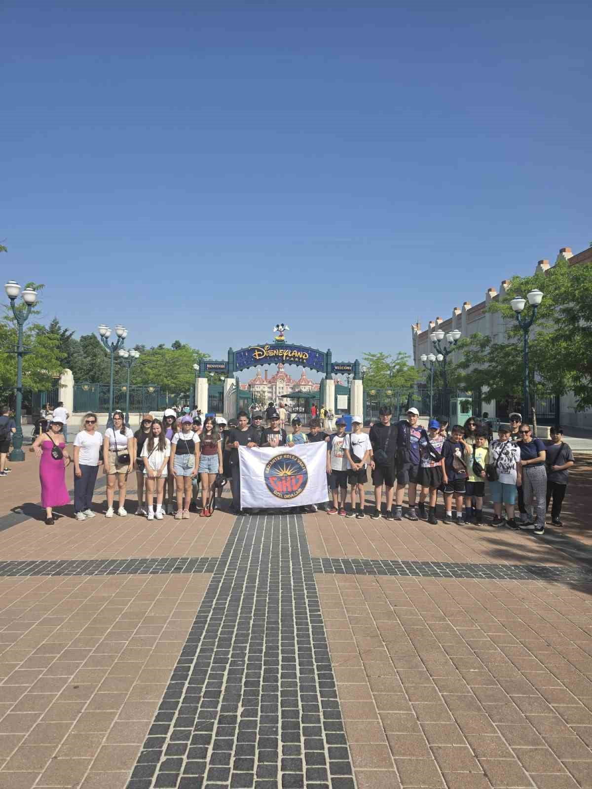 GKV’Lİ ÖĞRENCİLER DİSNEYLAND PARİS’TE