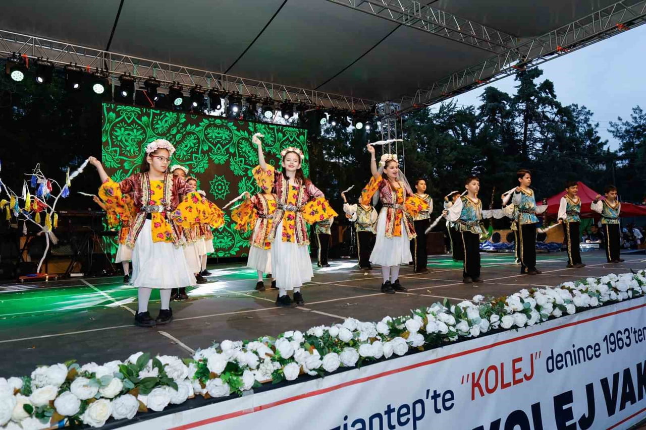 GKV’LİLER ANADOLU’YU ‘DANSIN RENKLERİYLE’ SAHNEYE TAŞIDI