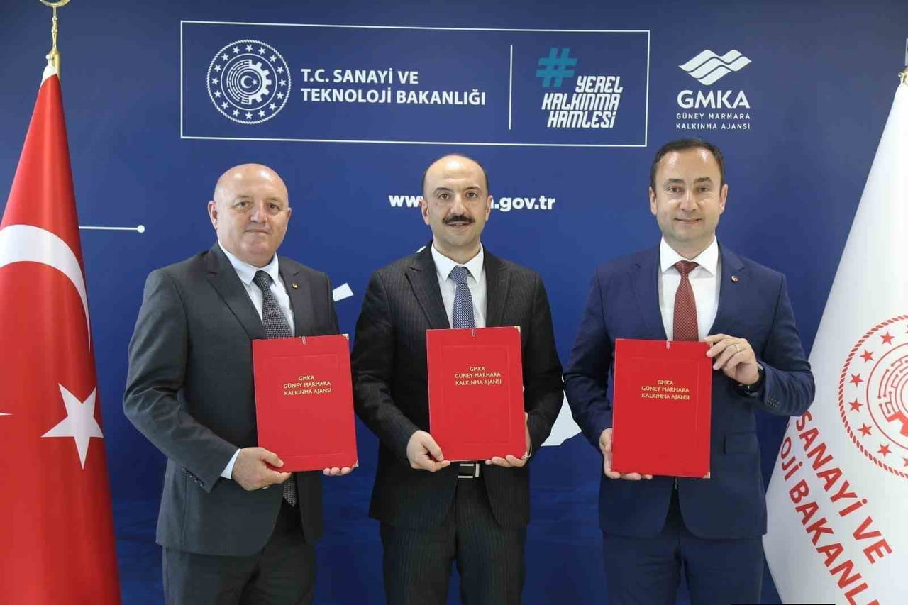 GMKA GENEL SEKRETERİ ONUR ADIYAMAN (ORTADA), BURHANİYE TİCARET ODASI YÖNETİM KURULU BAŞKANI HASAN...
