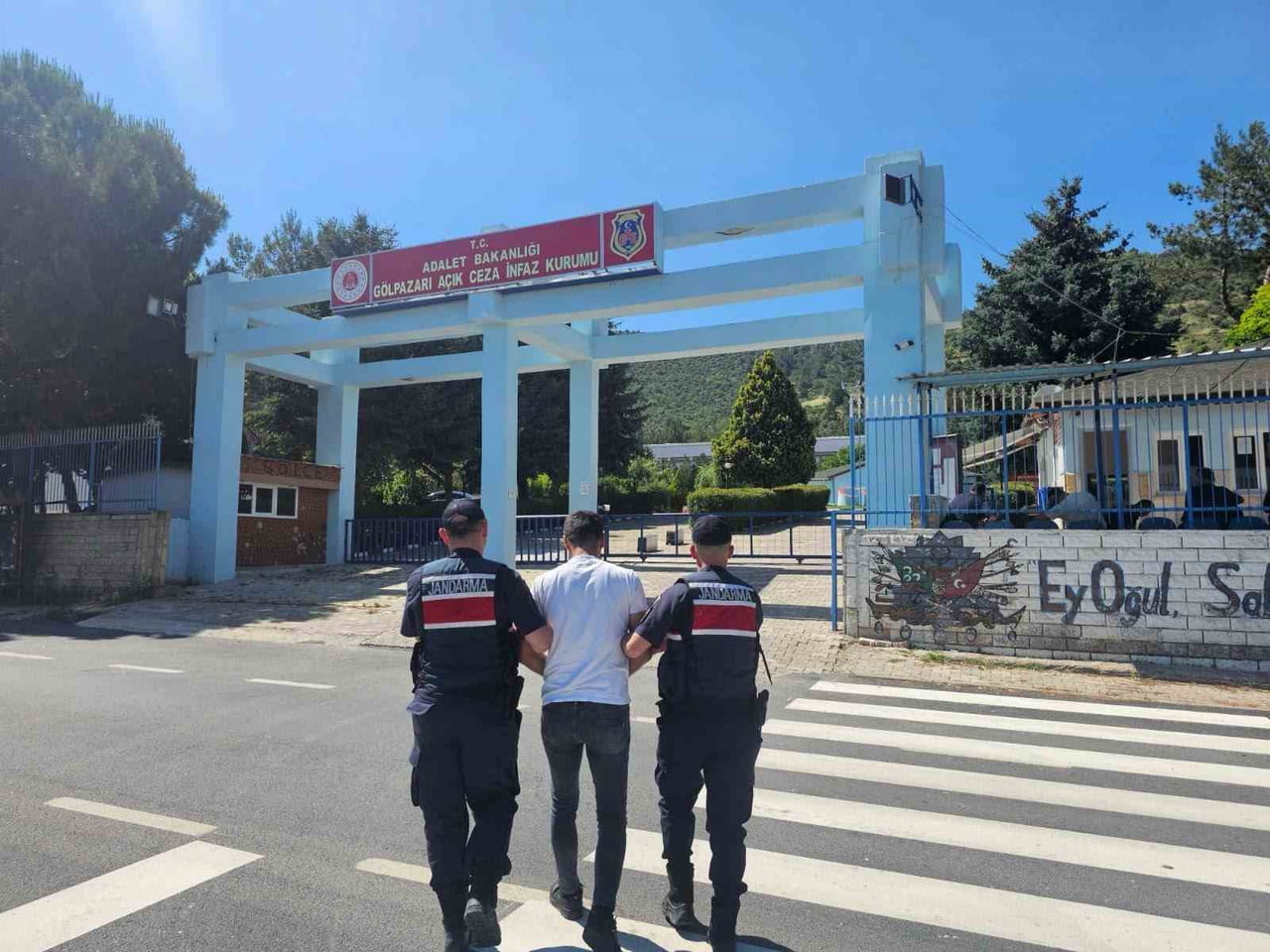 GÖÇMEN KAÇAKÇILIĞI SUÇUNDAN ARANAN ŞAHIS YAKALANDI