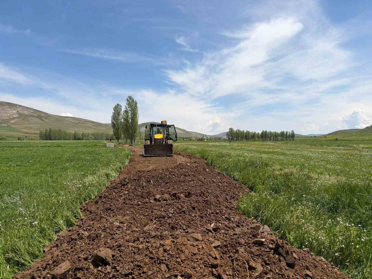 GÖKÇEDERE'DE BOZULAN DAĞ VE ARAZİ YOLLARINDA ÇALIŞMA BAŞLATILDI