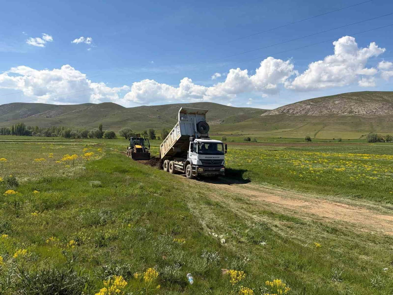 GÖKÇEDERE’NİN ARAZİ YOLLARINDA ÇALIŞMALAR DEVAM EDİYOR