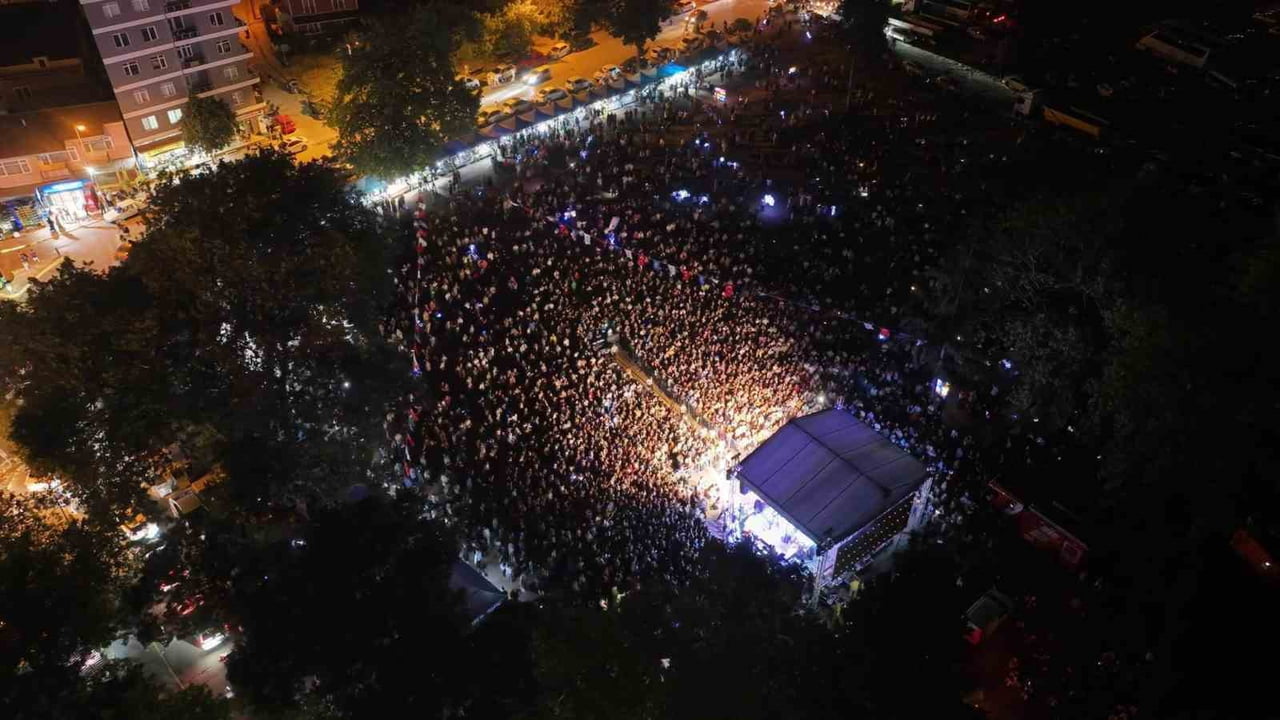 GÖLCÜK'TE DÜZENLENEN "16. YAZA MERHABA ŞENLİĞİ" KAPSAMINDA SANATÇI RESUL DİNDAR KONSER...