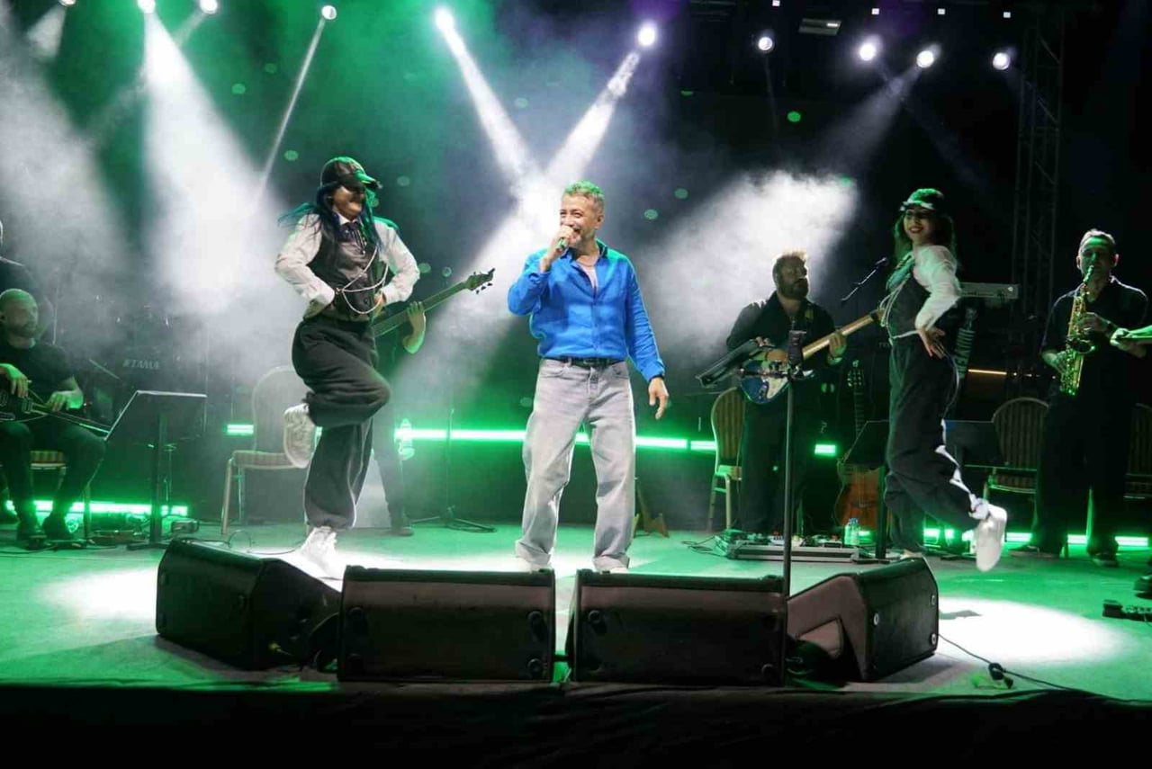 GÖLCÜK'TE DÜZENLENEN "16. YAZA MERHABA ŞENLİĞİ" KAPSAMINDA SANATÇI RESUL DİNDAR KONSER...