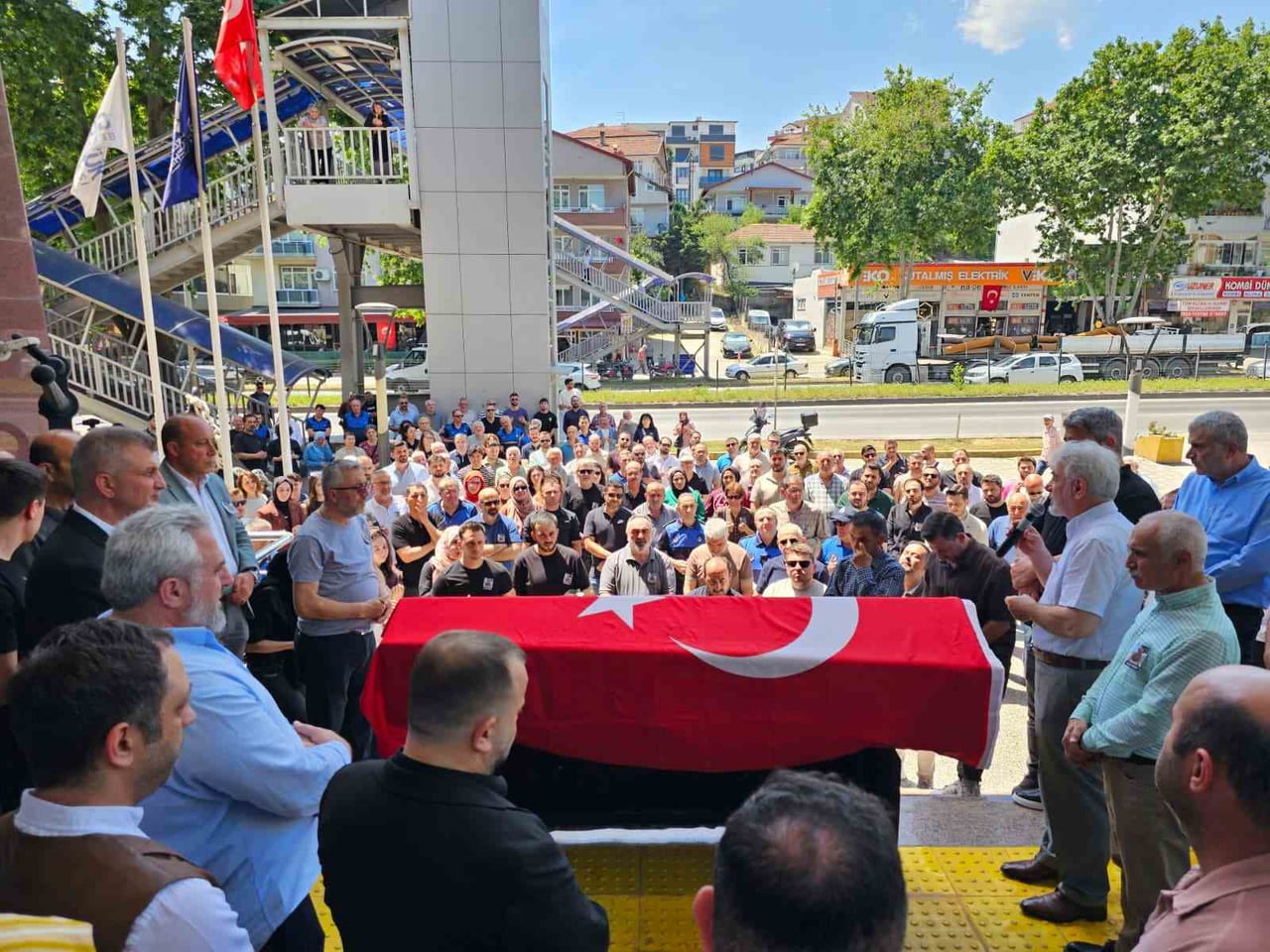 GÖLCÜK'TE VEFAT EDEN HARİTA MÜHENDİSİ CEVAT ONGUN İÇİN HİZMET BİNASI ÖNÜNDE TÖREN...