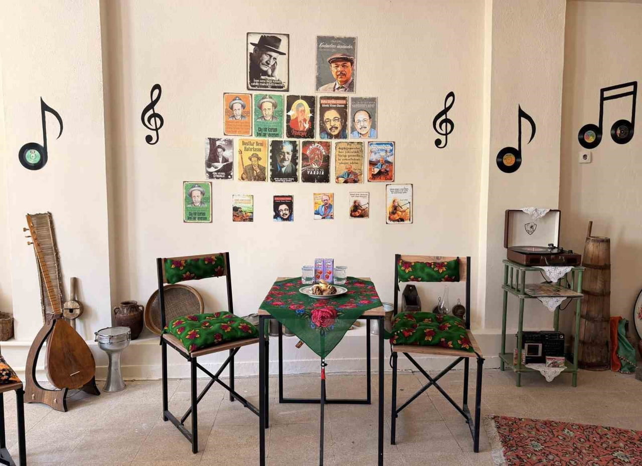 GÖLPAZARI İLÇESİNDE AÇILAN BİR KAFEDE HER ŞEY NOSTALJİK OLUŞU BÜYÜK BEĞENİ TOPLUYOR.