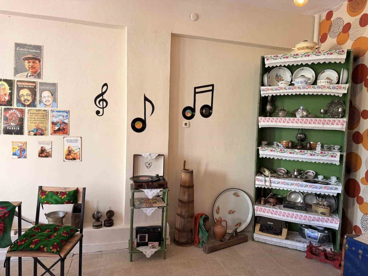 GÖLPAZARI İLÇESİNDE AÇILAN BİR KAFEDE HER ŞEY NOSTALJİK OLUŞU BÜYÜK BEĞENİ TOPLUYOR.