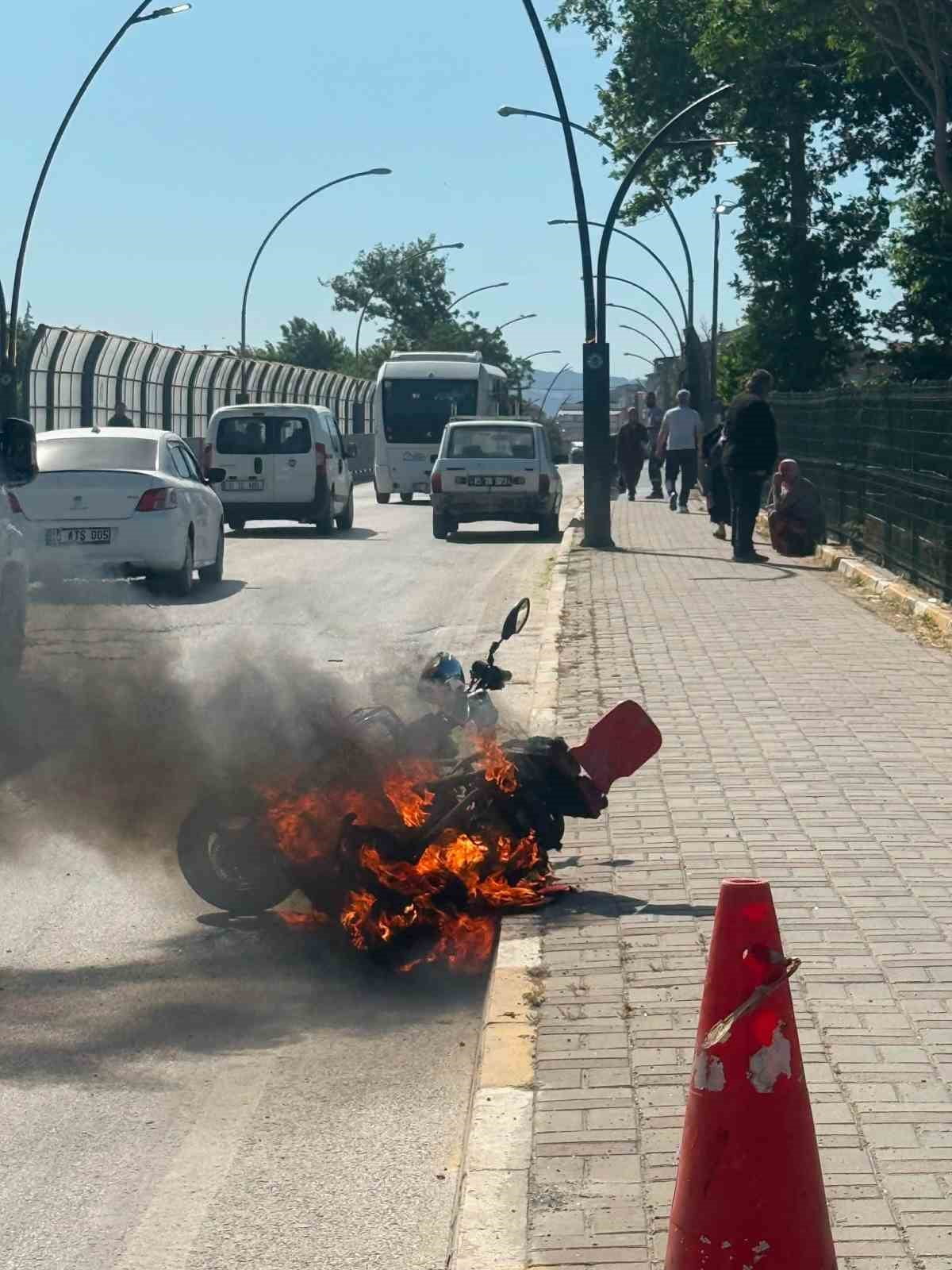 GÖNEN'DE  ELEKTRİKLİ BİSİKLETTE YANGIN ÇIKTI