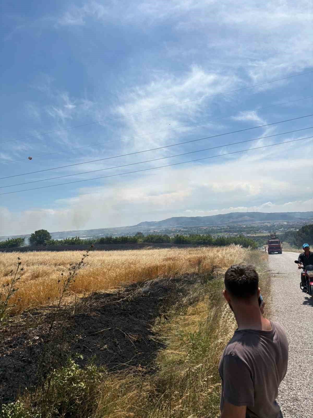 GÖNEN'DE TARIM ARAZİSİNDE YANGIN