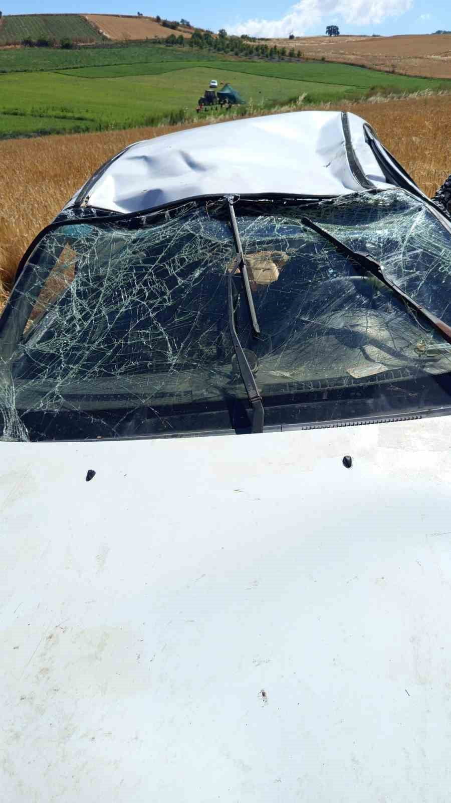 GÖNEN'DE TRAFİK KAZASI, ARAÇ YOL KENARINA SAVRULDU, 5 KİŞİ YARALANDI