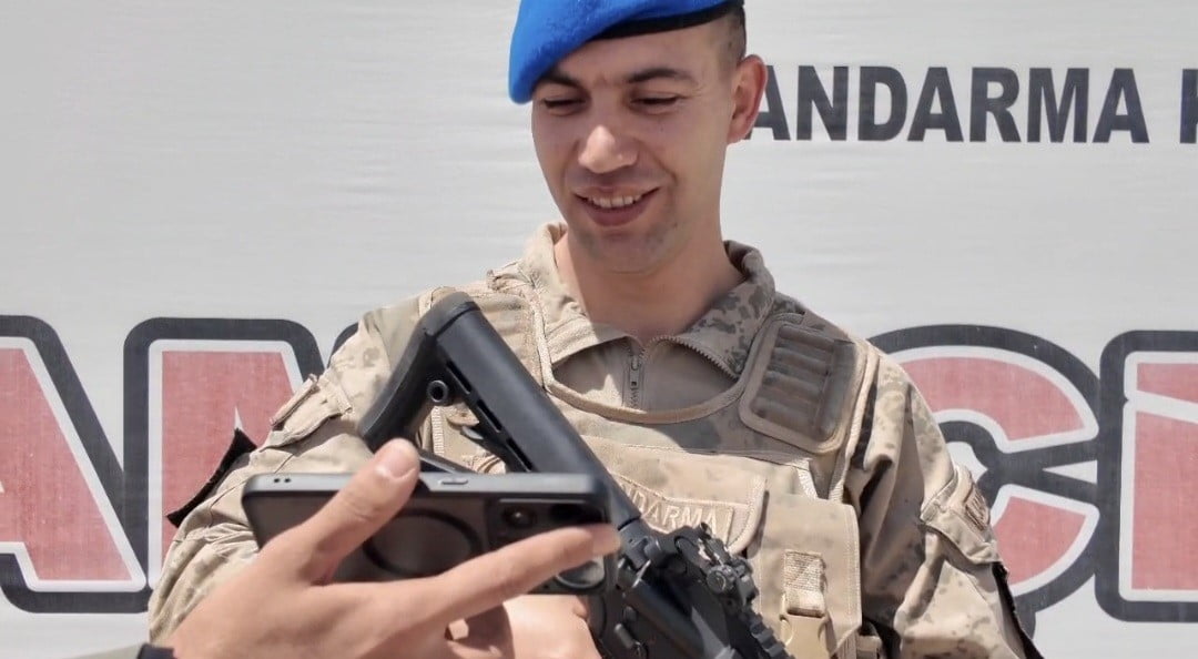 GÖREV BAŞINDAKİ JANDARMA PERSONELİNE, ÇOCUKLARININ HAZIRLADIĞI VİDEO MESAJLAR İZLETİLDİ.