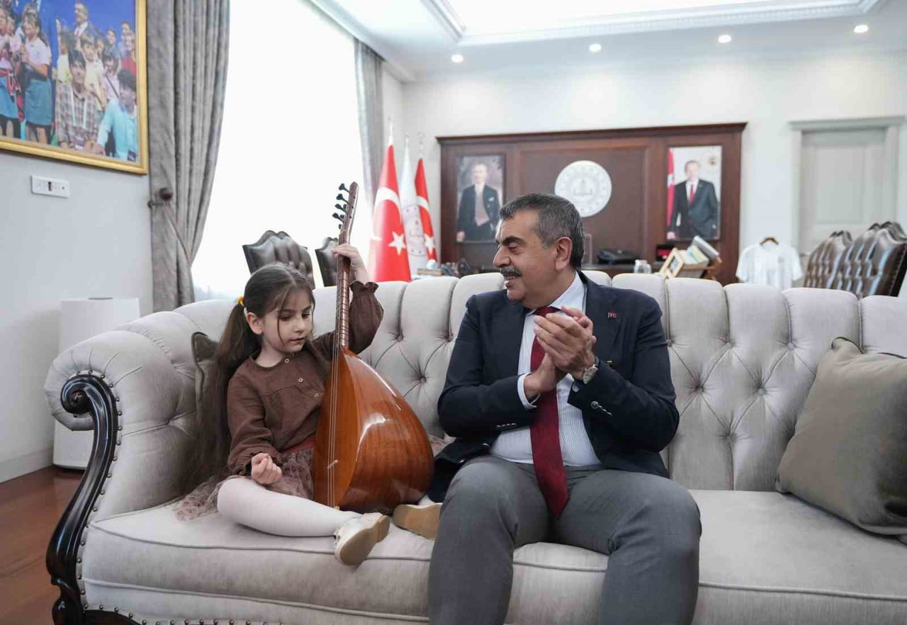 GÖRME ENGELLİ MÜZİSYEN NİL KORKMAZ VE AİLESİ, MİLLİ EĞİTİM BAKANI YUSUF TEKİN'İ MAKAMINDA ZİYARET...