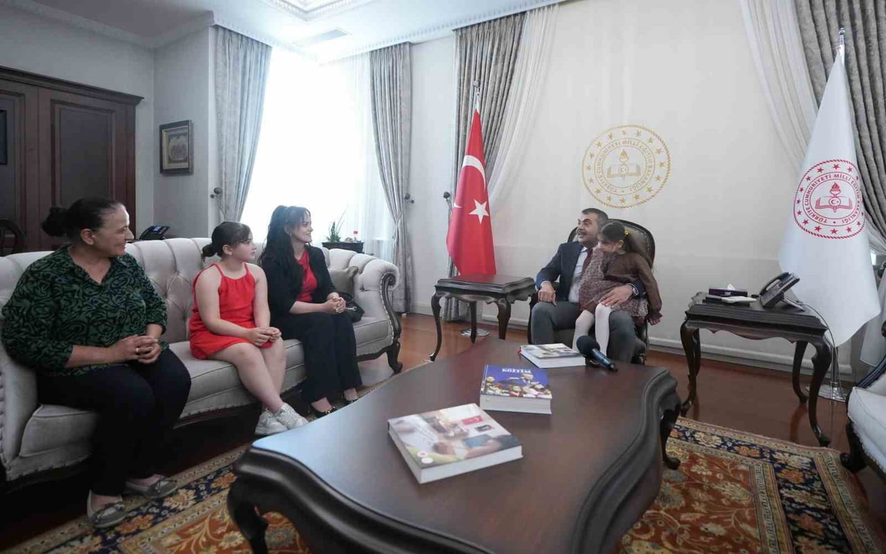 GÖRME ENGELLİ MÜZİSYEN NİL KORKMAZ VE AİLESİ, MİLLİ EĞİTİM BAKANI YUSUF TEKİN'İ MAKAMINDA ZİYARET...
