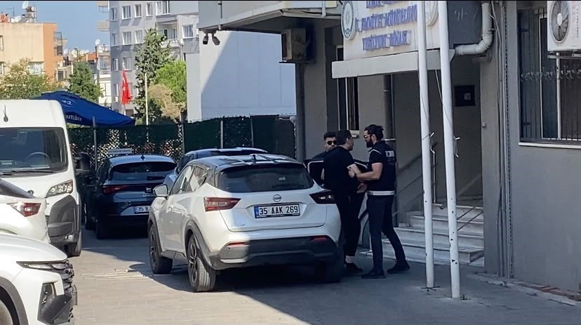 GÖZALTINA ALINAN BALÇOVA BELEDİYE BAŞKANI ONUR YİĞİT EMNİYETE GÖTÜRÜLDÜ