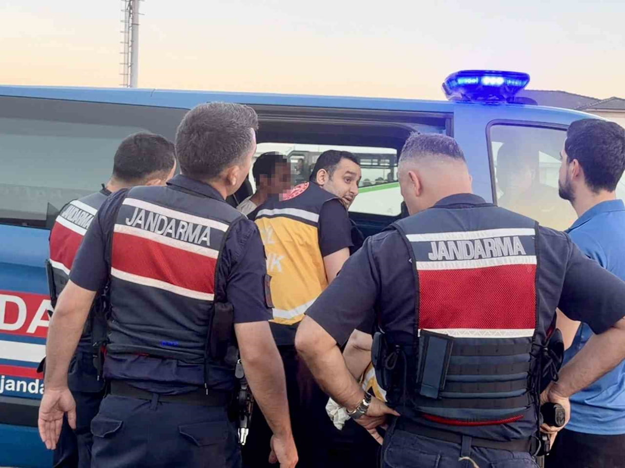 GÖZALTINA ALINAN SÜRÜCÜ, JANDARMA ARACINDA BAYGINLIK GEÇİRİNCE HASTANEYE KALDIRILDI.
