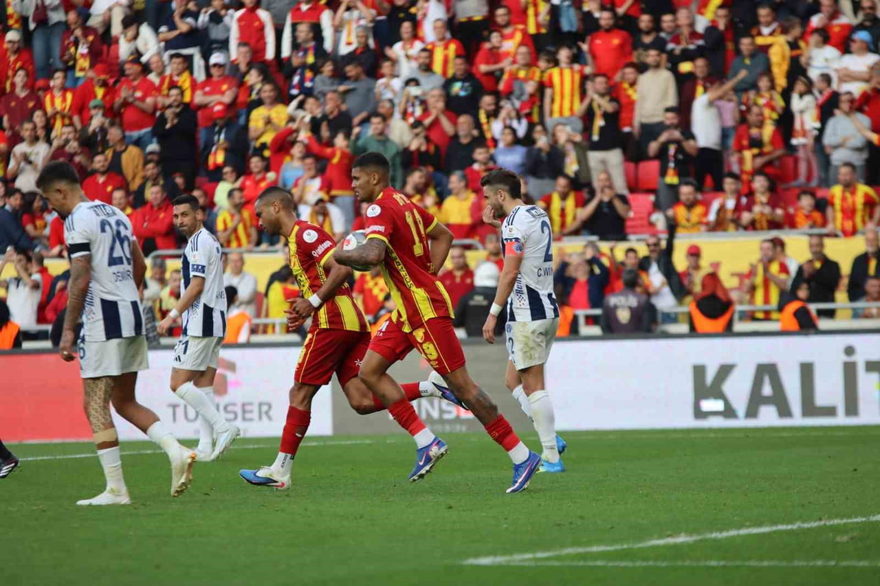GÖZTEPE, FORVET OYUNCUSU JEFERSON SANTOS'U (JEH) SATIN ALMA OPSİYONUYLA KİRALAMAK ÜZERE SIRBİSTAN...