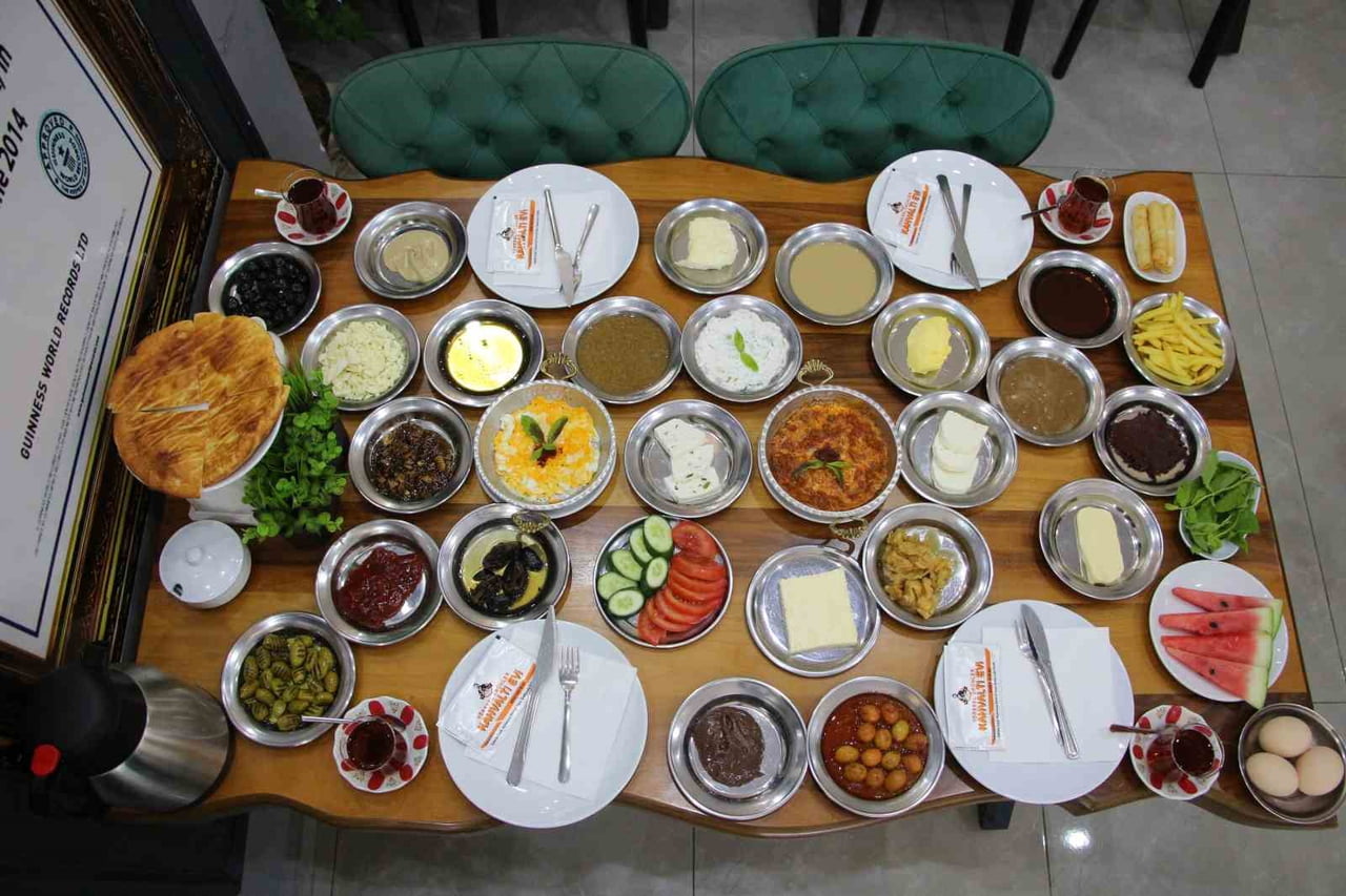 GUİNNESS REKORLAR KİTABI’NA GİREREK ADINI DÜNYAYA DUYURAN VAN KAHVALTISI, 2019 YILINDAN BU YANA...
