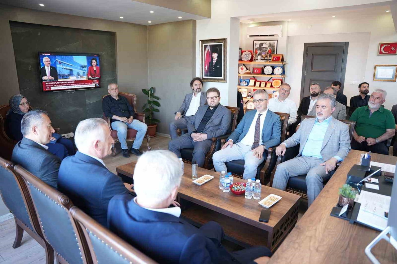 GÜLYALI BELEDİYESİ'NDE GERÇEKLEŞTİRİLEN BASIN TOPLANTISINDA İLÇENİN ENERJİ ALTYAPISINA YÖNELİK...
