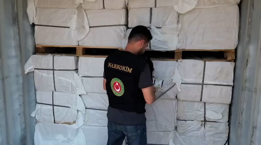 GÜMRÜKLER MUHAFAZA EKİPLERİ MERSİN LİMANI'NDA GERÇEKLEŞTİRDİKLERİ 2 AYRI OPERASYONDA, TOPLAM...