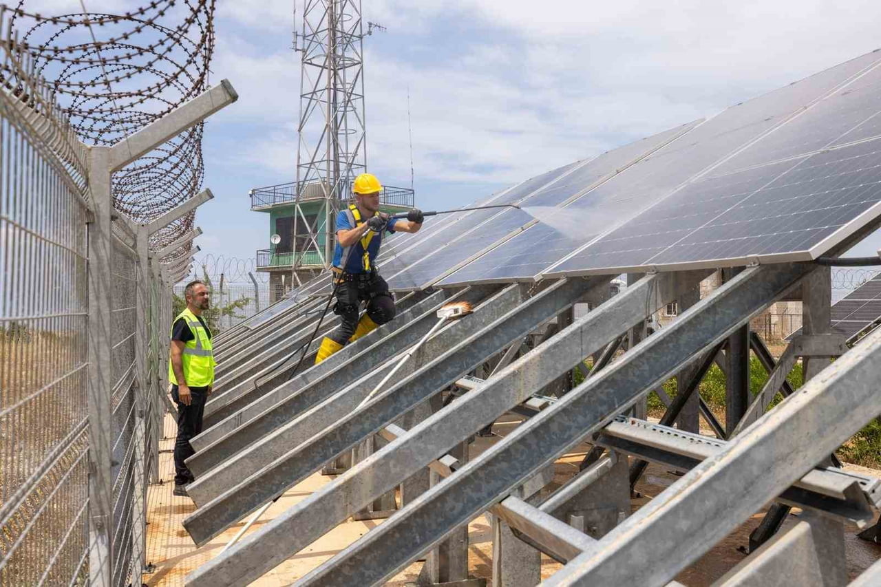 GÜMÜLDÜR AKKAYA TELSİZ İSTASYONU’NUN GÜNEŞ ENERJİSİ VE DEPOLAMA ALTYAPISINI...
