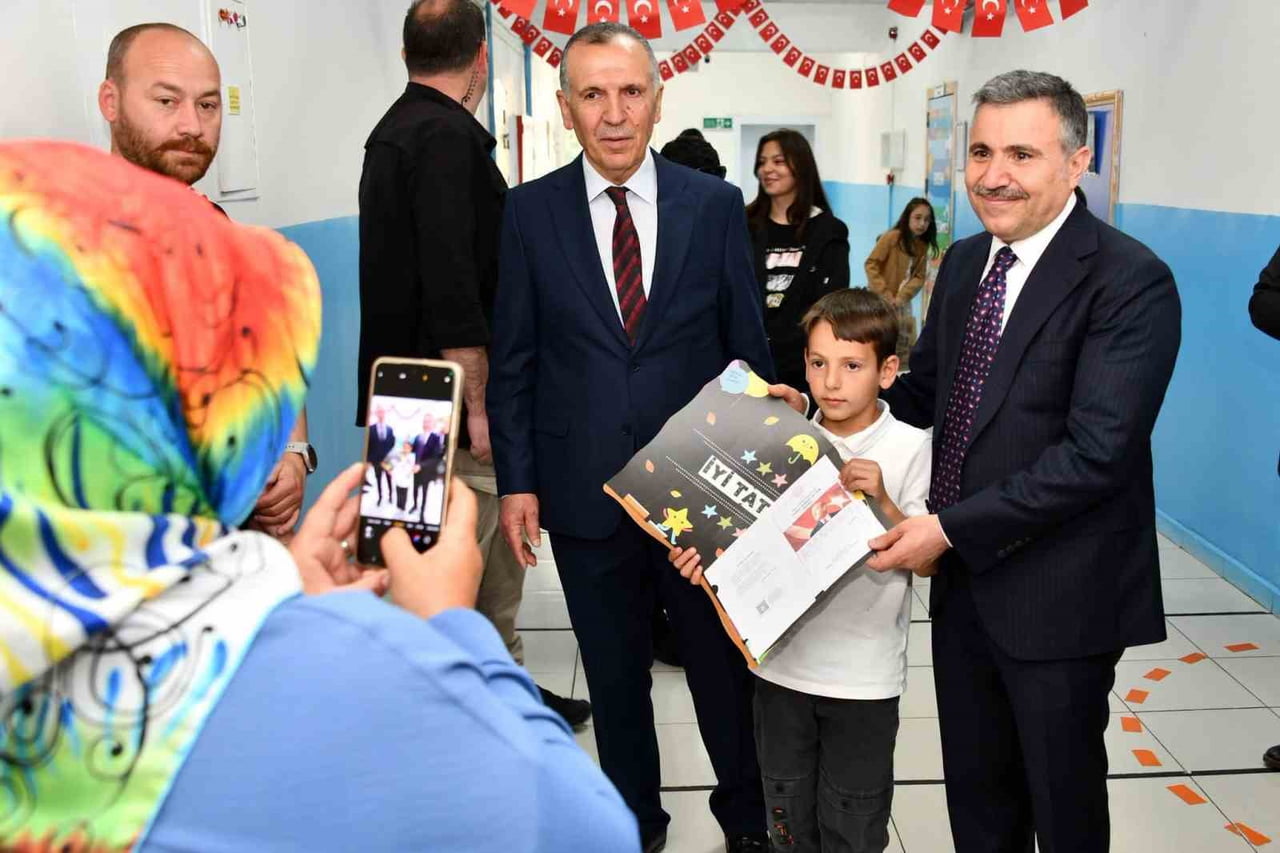GÜMÜŞHANE'DE 2025-2026 EĞİTİM ÖĞRETİM YILININ SONA ERMESİYLE 17 BİN 183 ÖĞRENCİ KARNE ALARAK YAZ...