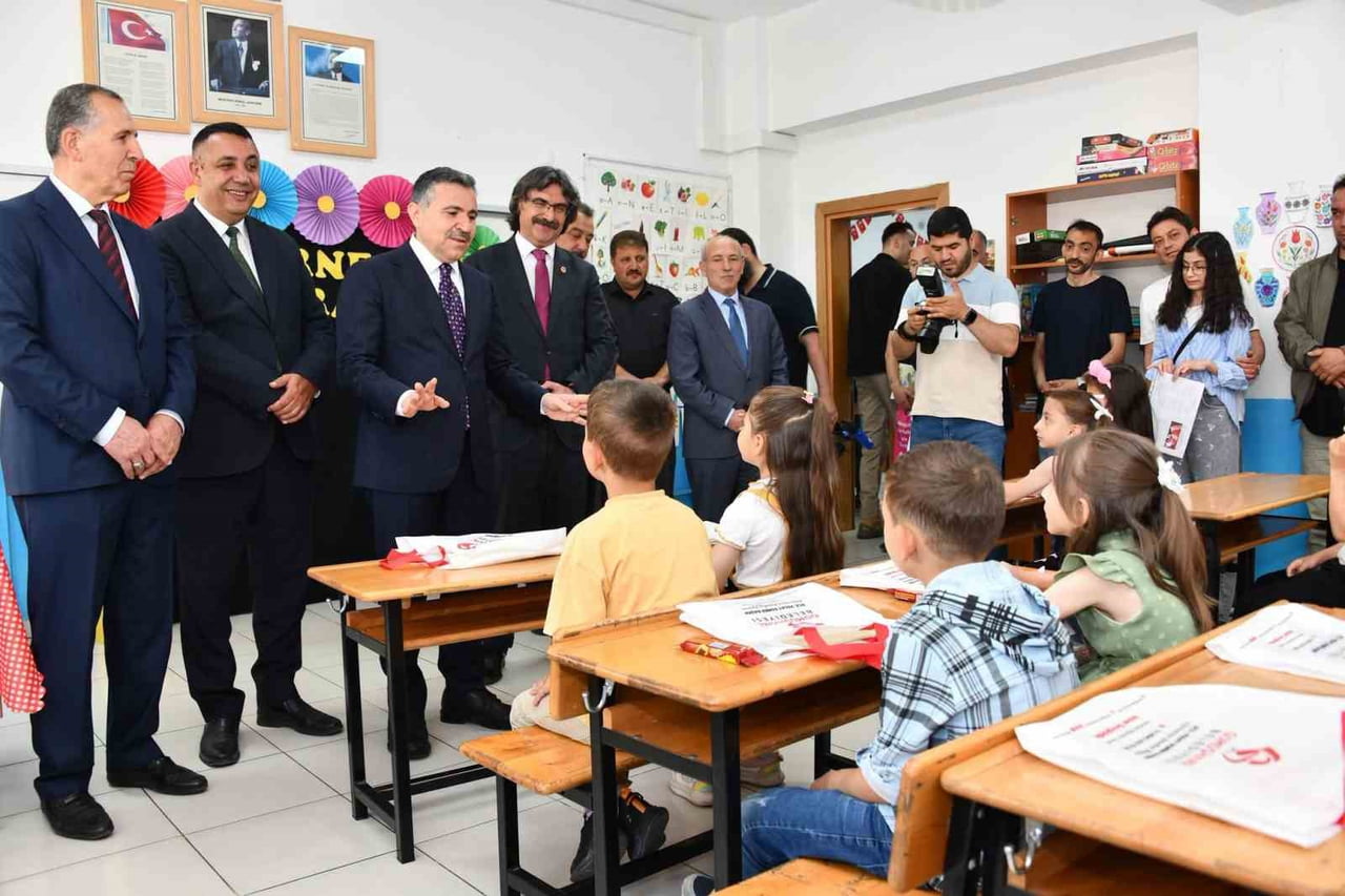GÜMÜŞHANE'DE 2025-2026 EĞİTİM ÖĞRETİM YILININ SONA ERMESİYLE 17 BİN 183 ÖĞRENCİ KARNE ALARAK YAZ...
