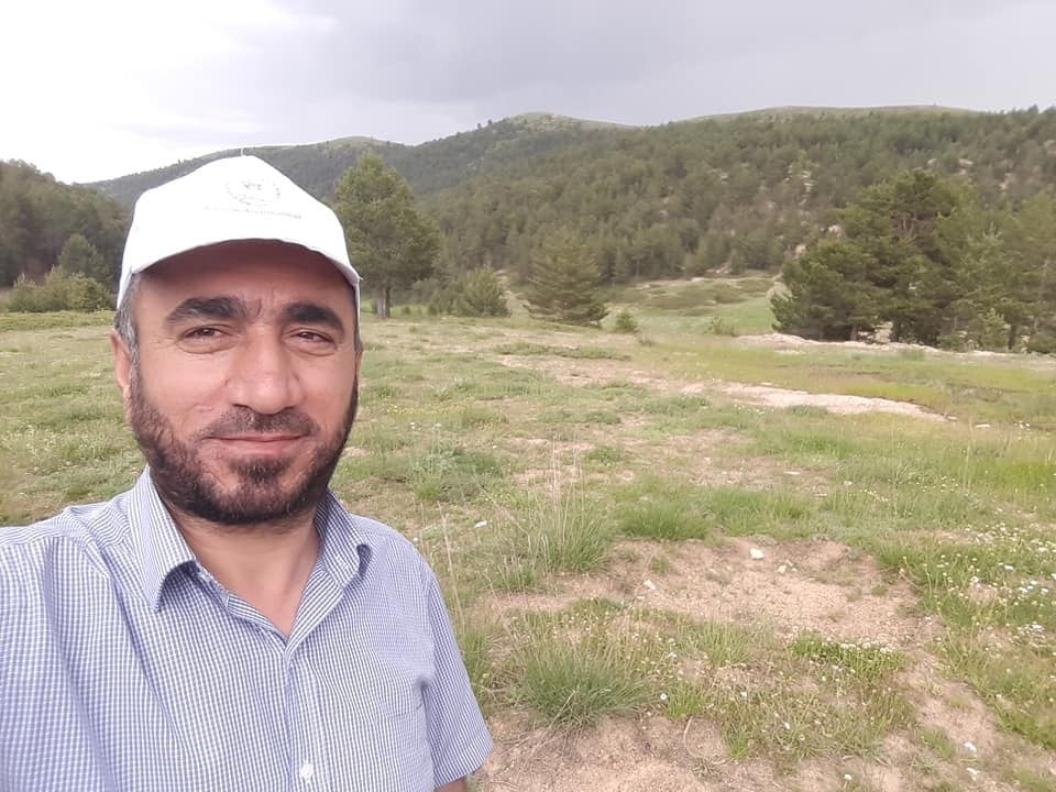 GÜMÜŞHANE'DE KARAYOLUNDAN KARŞIYA GEÇMEYE ÇALIŞAN BİR KİŞİ OTOMOBİLİN ÇARPMASI SONUCU OLAY YERİNDE...
