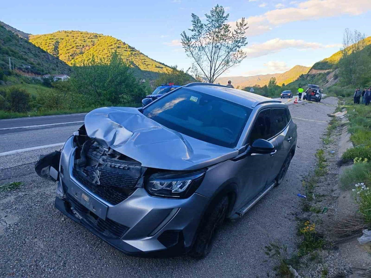 GÜMÜŞHANE'DE KARAYOLUNDAN KARŞIYA GEÇMEYE ÇALIŞAN BİR KİŞİ OTOMOBİLİN ÇARPMASI SONUCU OLAY YERİNDE...