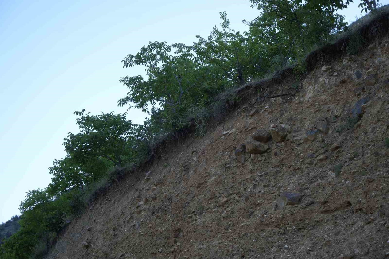 GÜMÜŞHANE'DE MEYDANA GELEN TOPRAK KAYMALARI NEDENİYLE VATANDAŞLARIN TAPULU TARIM ARAZİLERİ HER...