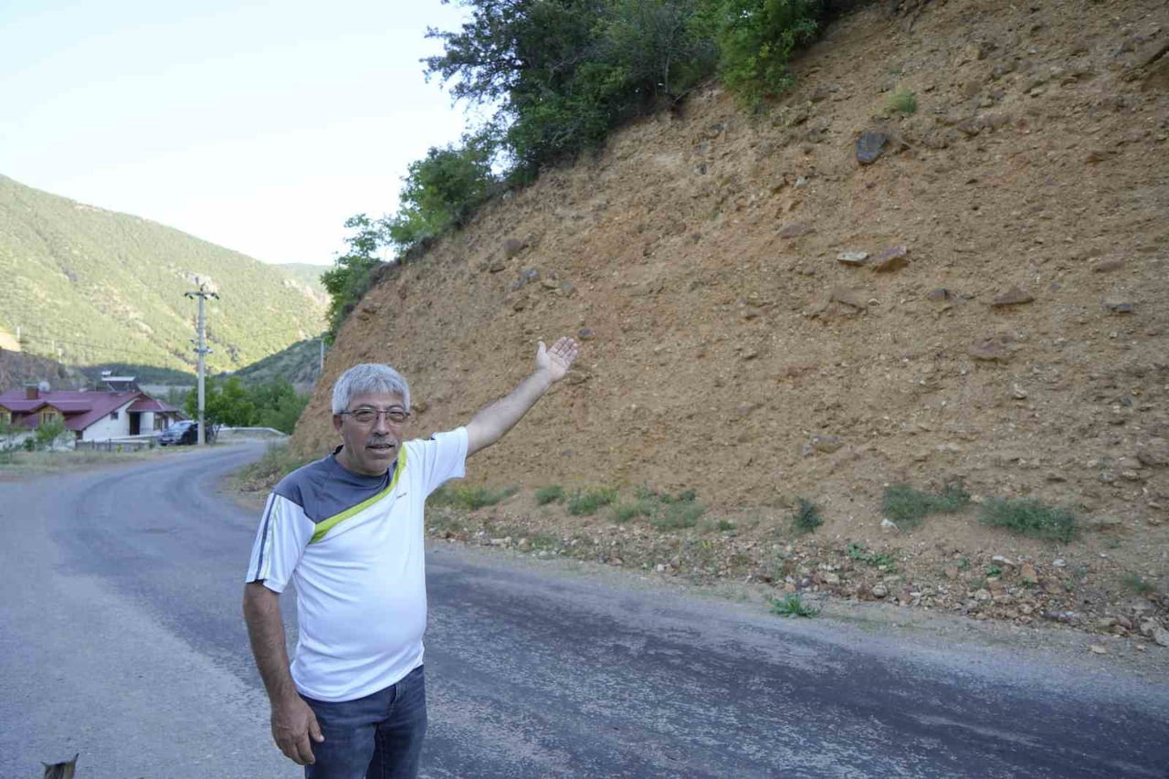 GÜMÜŞHANE'DE MEYDANA GELEN TOPRAK KAYMALARI NEDENİYLE VATANDAŞLARIN TAPULU TARIM ARAZİLERİ HER...