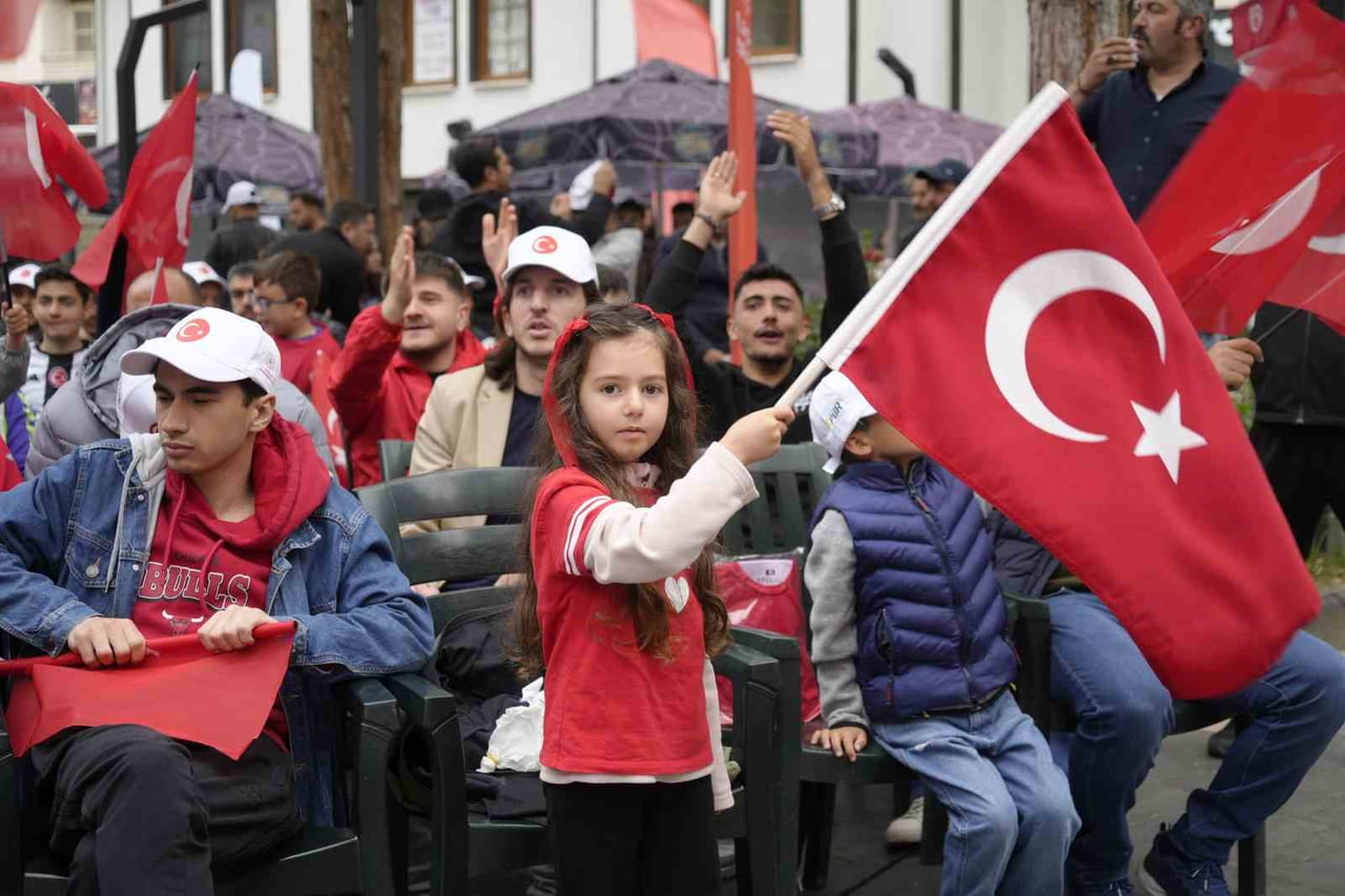 GÜMÜŞHANE'DE VATANDAŞLAR, A MİLLİ FUTBOL TAKIMI'NIN DÜNYA KUPASI'NDA AVUSTRALYA İLE OYNAYACAĞI...