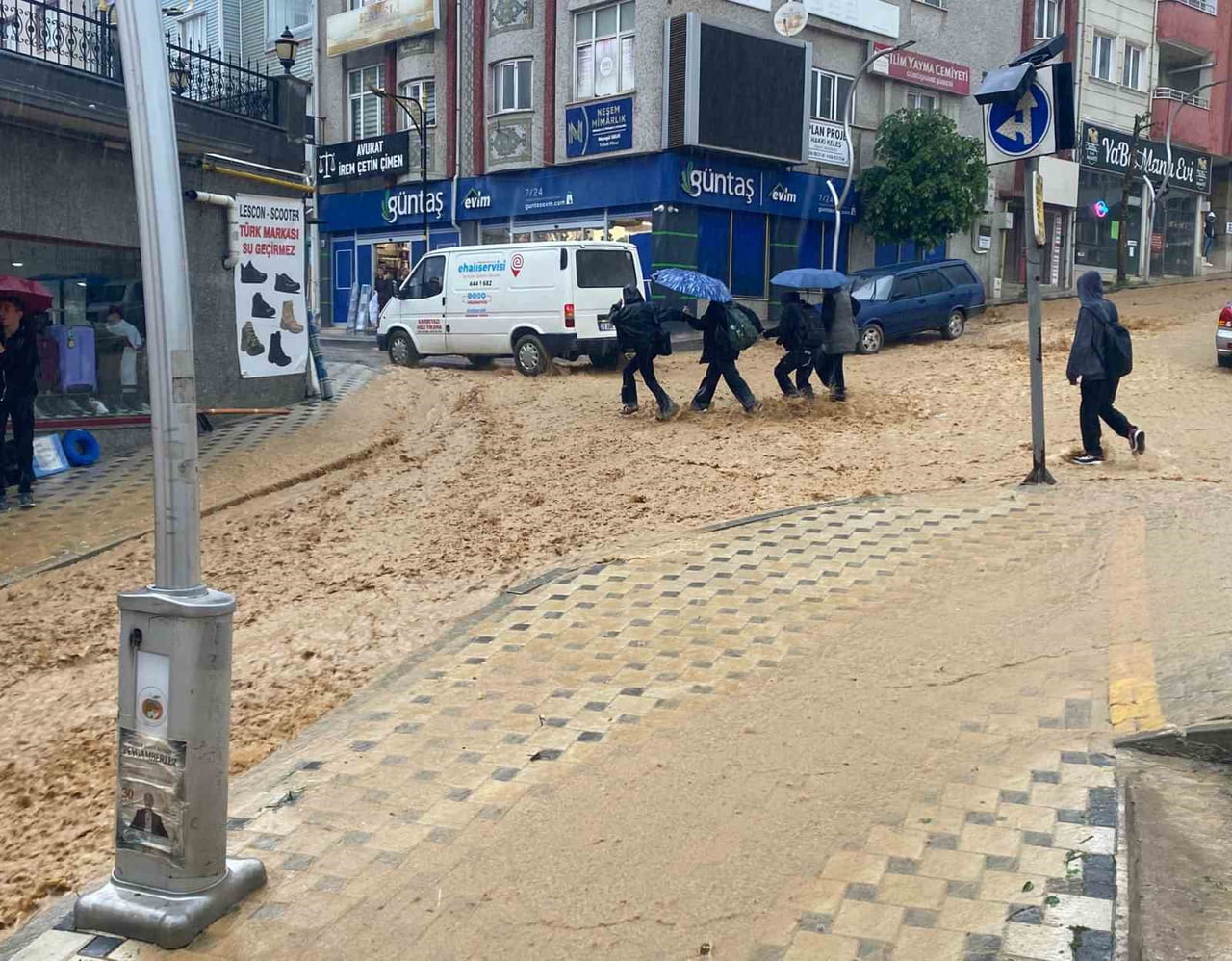 GÜMÜŞHANE'DE YAKLAŞIK 2 SAAT ETKİLİ OLAN DOLU VE SAĞANAK YAĞIŞ NEDENİYLE SEL VE SU TAŞKINLARI...