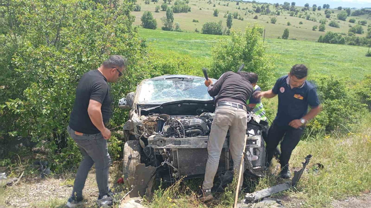 GÜMÜŞHANE'NİN KELKİT İLÇESİNDE MEYDANA GELEN TRAFİK KAZASINDA 1 KİŞİ HAYATINI KAYBETTİ, 2 KİŞİ DE...