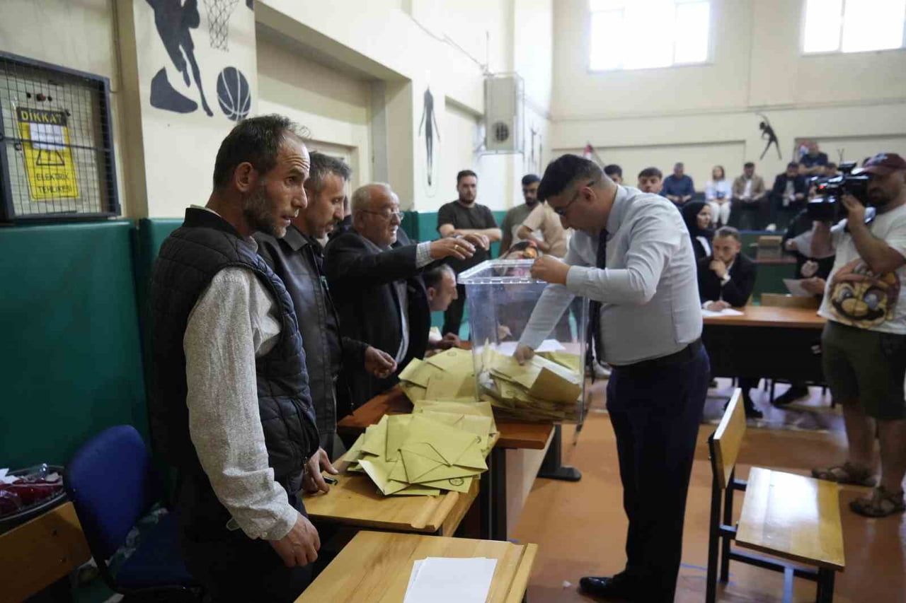 GÜMÜŞHANE'NİN TEKKE BELDESİ'NDE YAPILAN BELEDİYE BAŞKANLIĞI SEÇİMİNDE KESİN OLMAYAN SONUÇLARA GÖRE...