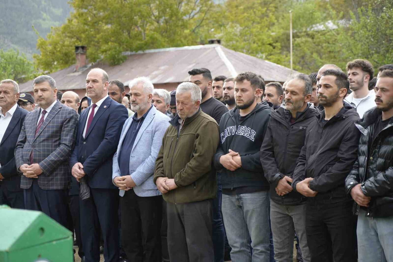 GÜMÜŞHANE'NİN TORUL İLÇESİNDE EŞİ TARAFINDAN DARBEDİLEREK ÖLDÜRÜLEN 26 YAŞINDAKİ ARZU PEKİN...
